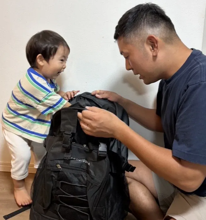 リュックを開けて中身を確認するご家族